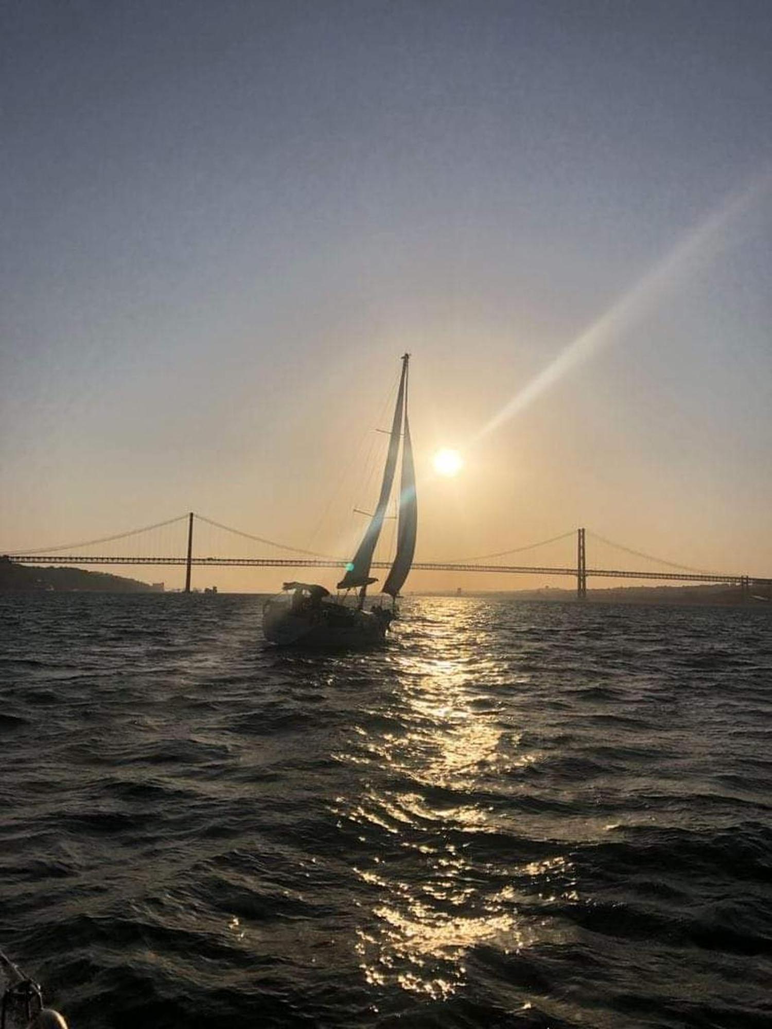 Apartamento Be Local - Sleep Aboard The Santa Maria Sailing Boat In Lisboa Exterior foto
