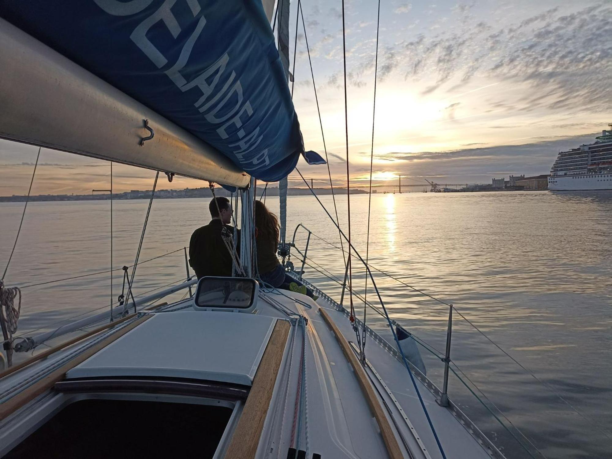 Apartamento Be Local - Sleep Aboard The Santa Maria Sailing Boat In Lisboa Exterior foto