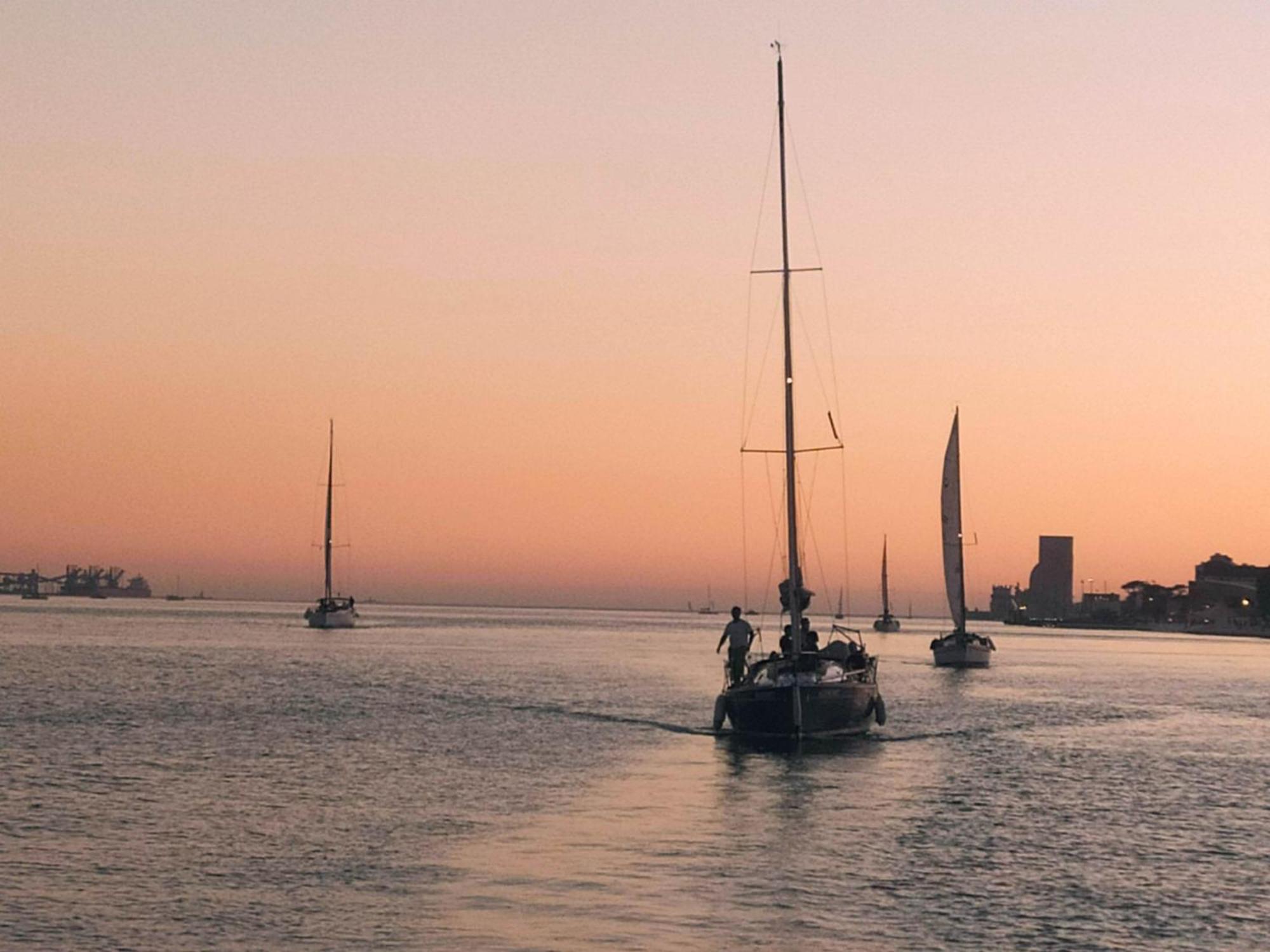 Apartamento Be Local - Sleep Aboard The Santa Maria Sailing Boat In Lisboa Exterior foto